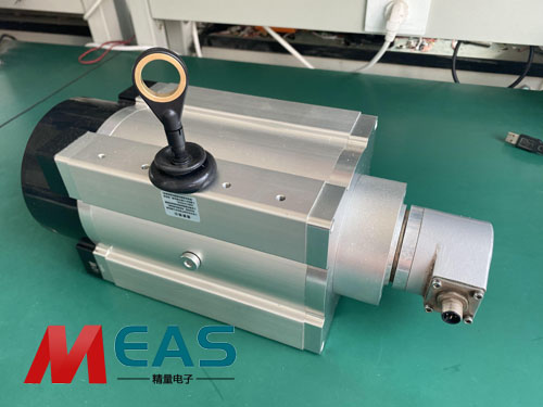 拉繩式位移傳感器連接著運(yùn)動(dòng)臺(tái)與控制系統(tǒng) 拉繩式位移傳感器連接著運(yùn)動(dòng)臺(tái)與控制系統(tǒng)